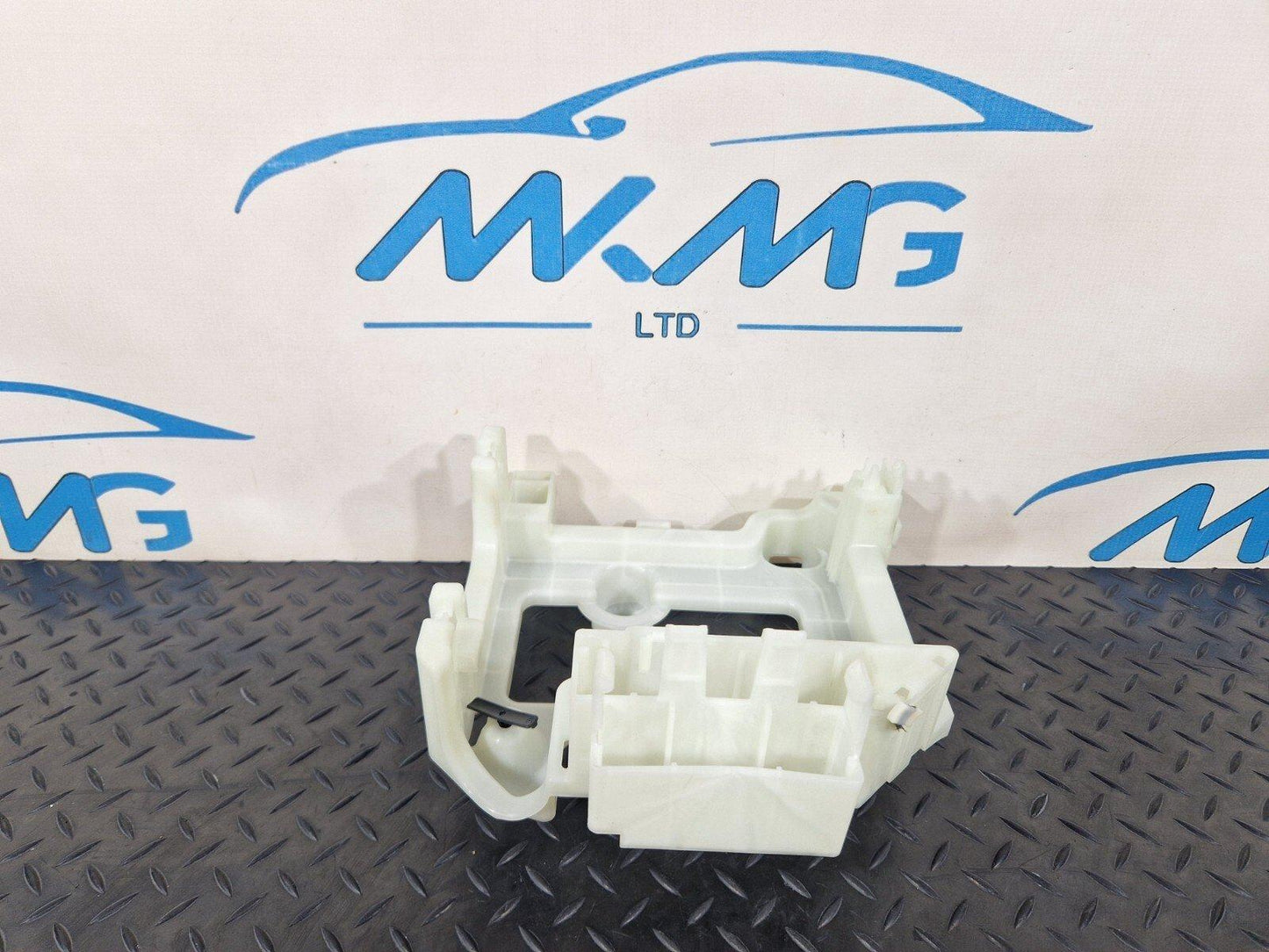 20-24 BMW 1 SERIES F40 GENUINE CURRENT DISTIBUTOR BRACKET HOLDER TRAY 6837044
