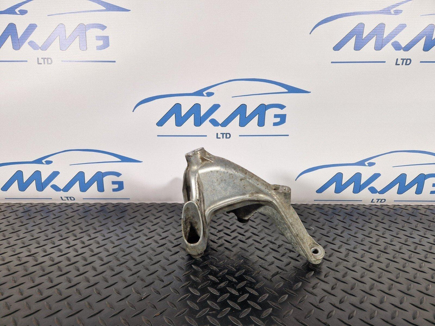 16-19 AUDI A4 B9 GENUINE LEFT N/S ENGINE MOUNT BRACKET 4M0199307AD