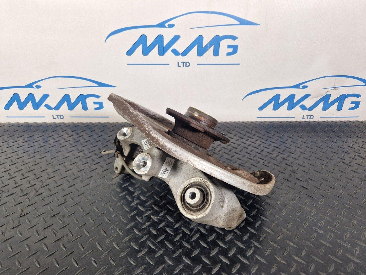 16-19 AUDI A4 B9 O/S/R REAR RIGHT WHEEL HUB & BEARING 8W0615612