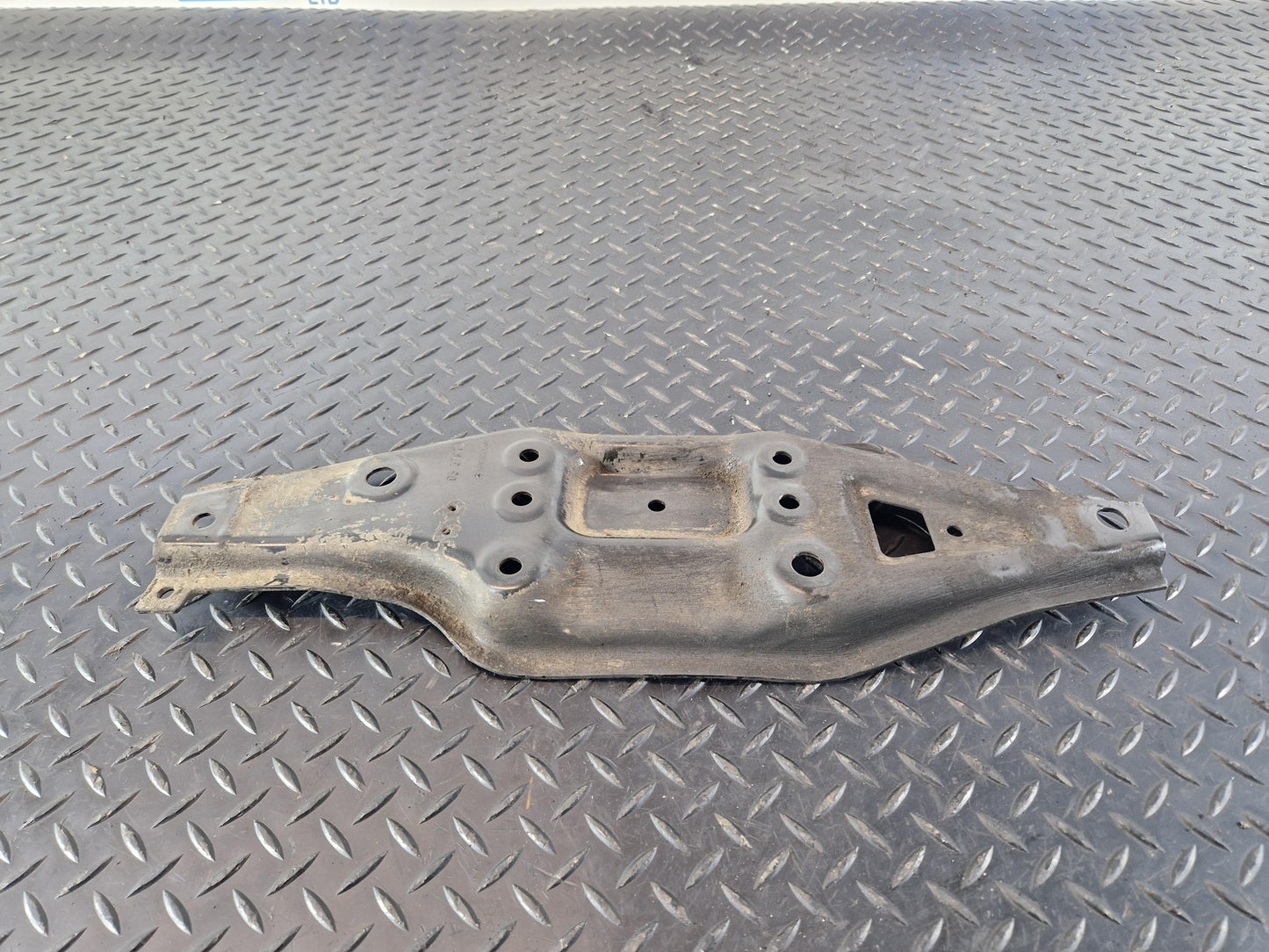 18-ON MERCEDES SPRINTER W907 FRONT BRACKET RIGHT LOWER MOUNT PLATE A9076220800