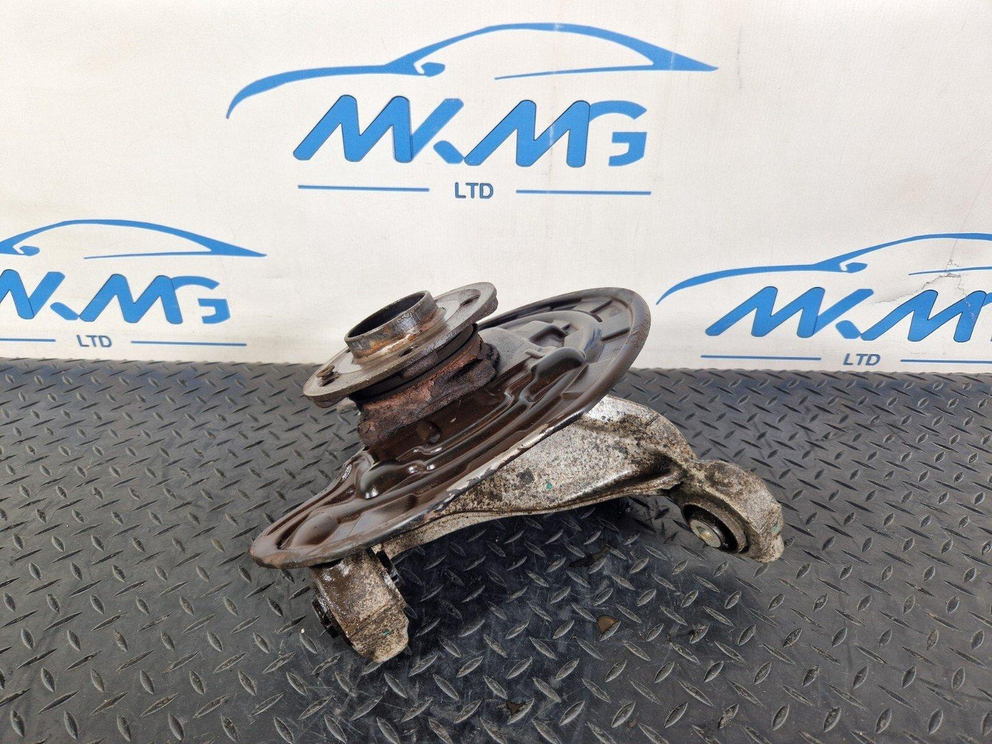 19-ON MERCEDES BENZ B CLASS W247 GENUINE DRIVER SIDE REAR WHEEL HUB A2473571400