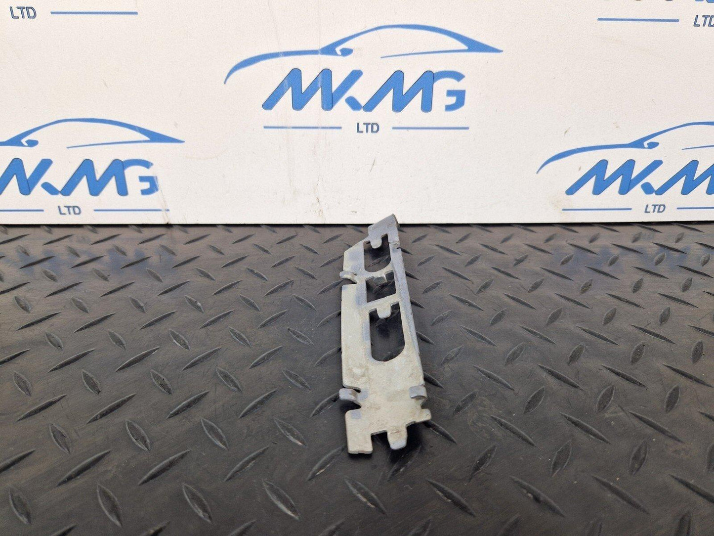 16-19 AUDI A4 B9 GENUINE OEM REAR RIGHT O/S BUMPER MOUNT BRACKET 4G8807864