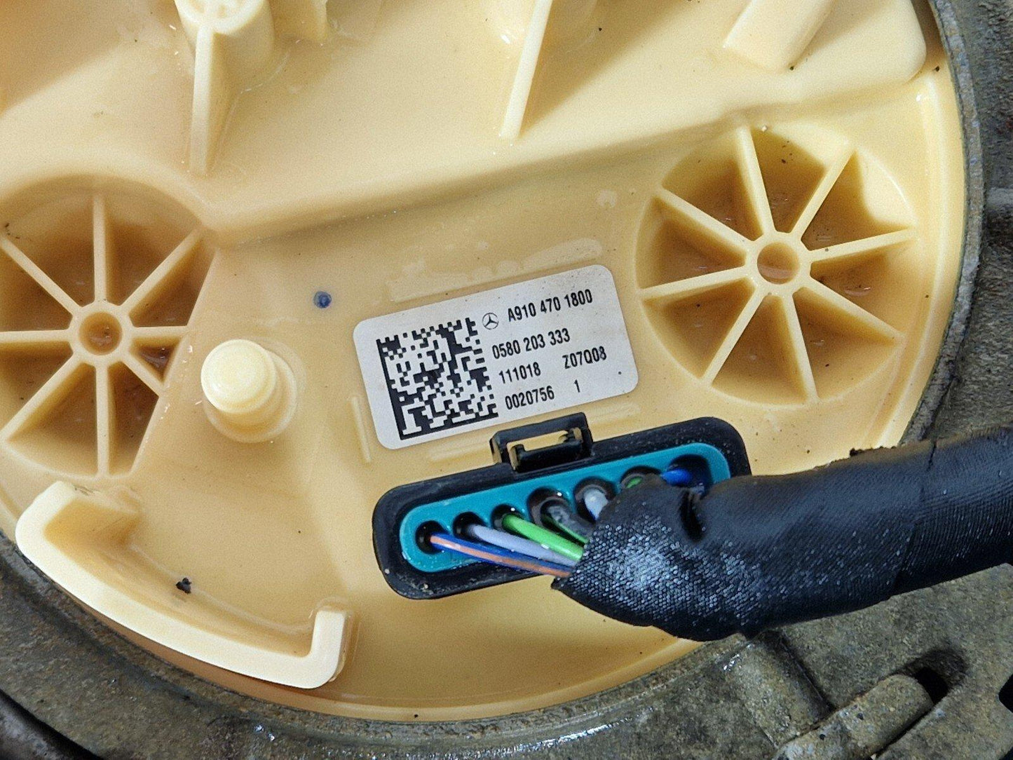 18-ON MERCEDES BENZ SPRINTER W910 W907 FUEL TANK & PUMP A9104700400 A9104701800