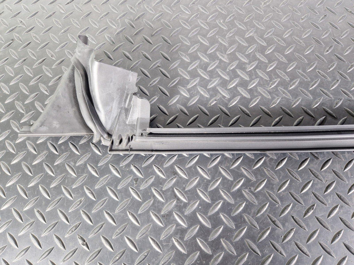 MERCEDES CLA C117 FRONT RIGHT O/S WINDOW SEAL DOOR GASKET SEALING A1177250265
