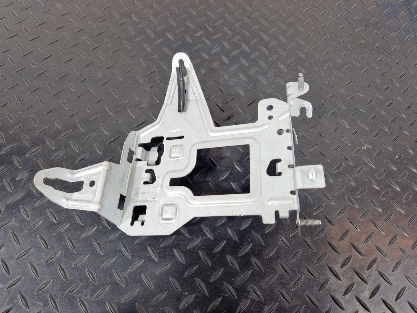 14-21 MERCEDES BENZ C200 W205 FUSE BOX RELAY HOLDER BRACKET A2055451740