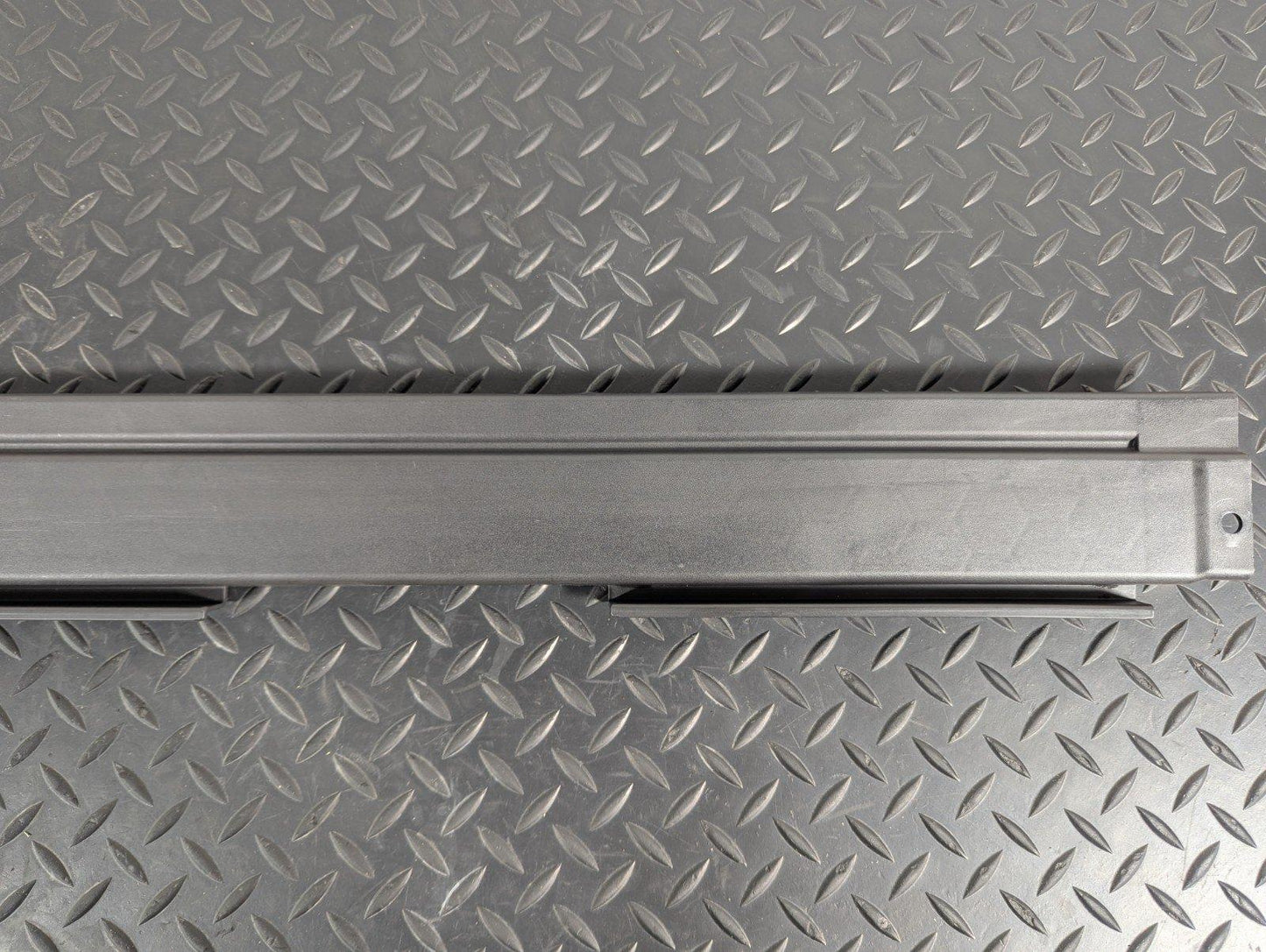 11-19 MERCEDES BENZ ML W166 RIGHT SIDE BOOT FLOOR TRIM COVER RAIL A1666841231