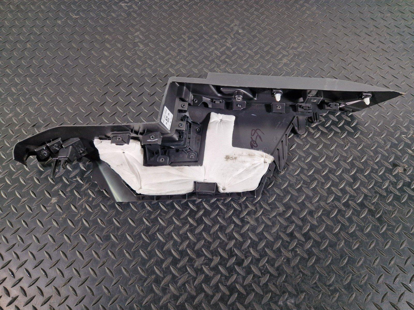 19-ON RANGE ROVER EVOQUE L551 GENUINE RIGHT QUATER SEAT BELT TRIM K8D2-31012-AD