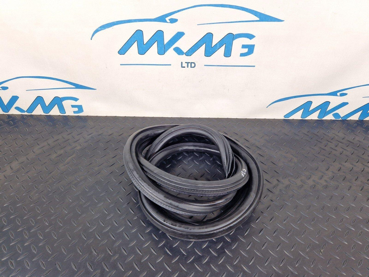 16-19 AUDI A4 B9 REAR LEFT OR RIGHT DOOR RUBBER SEAL 8W5833721