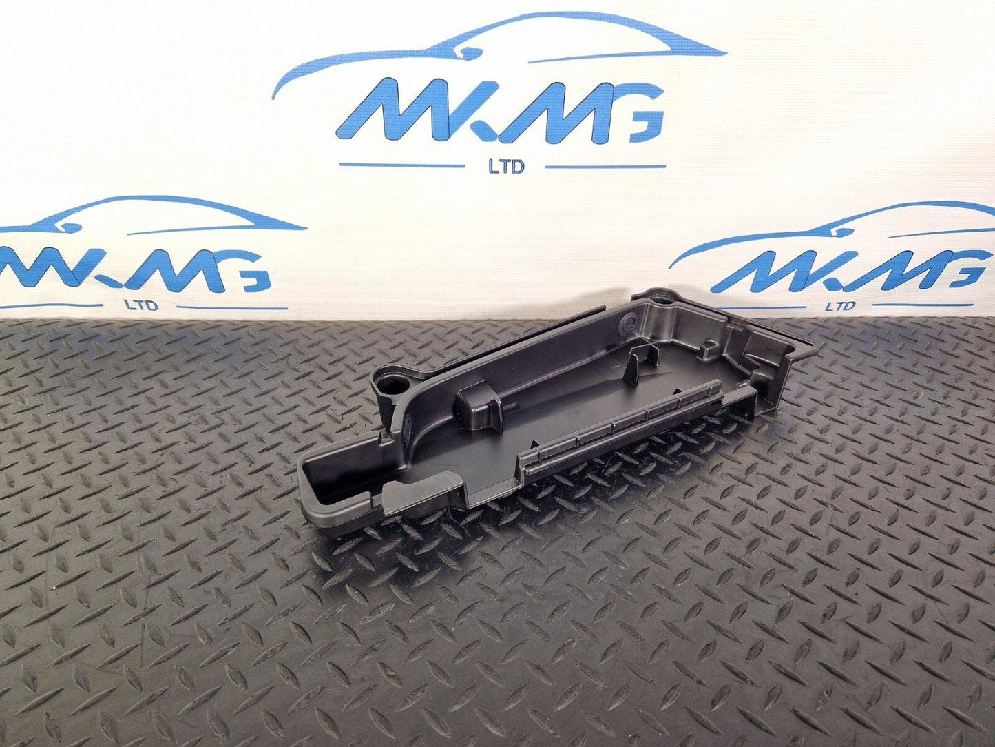 14-21 MERCEDES BENZ W205 GENUINE OEM WARNING TRIANGLE TRAY HOLDER A2056803903