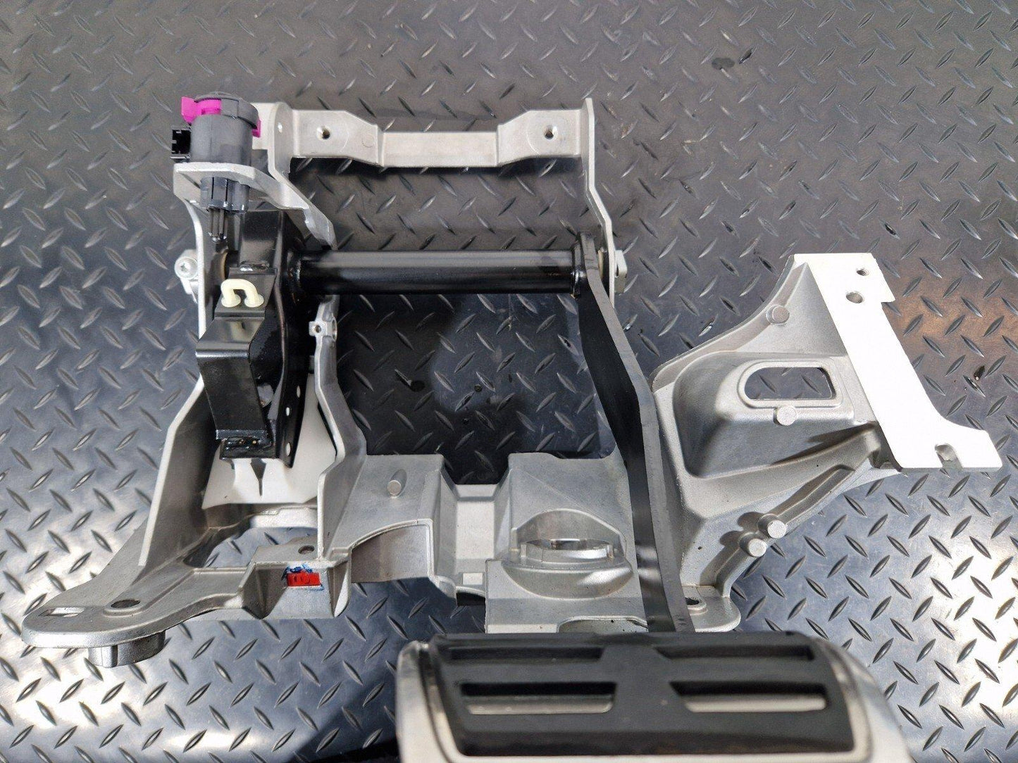 12-18 AUDI A6 C7 GENUINE BRAKE PEDAL BOX 8K2723140D