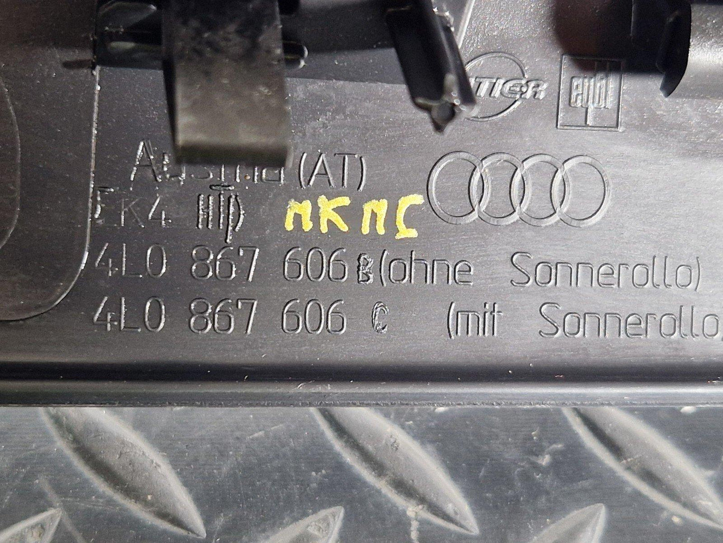 10-15 AUDI Q7 4L GENUINE OEM TAILGATE CENTRE COVER TRIM 4L0867606