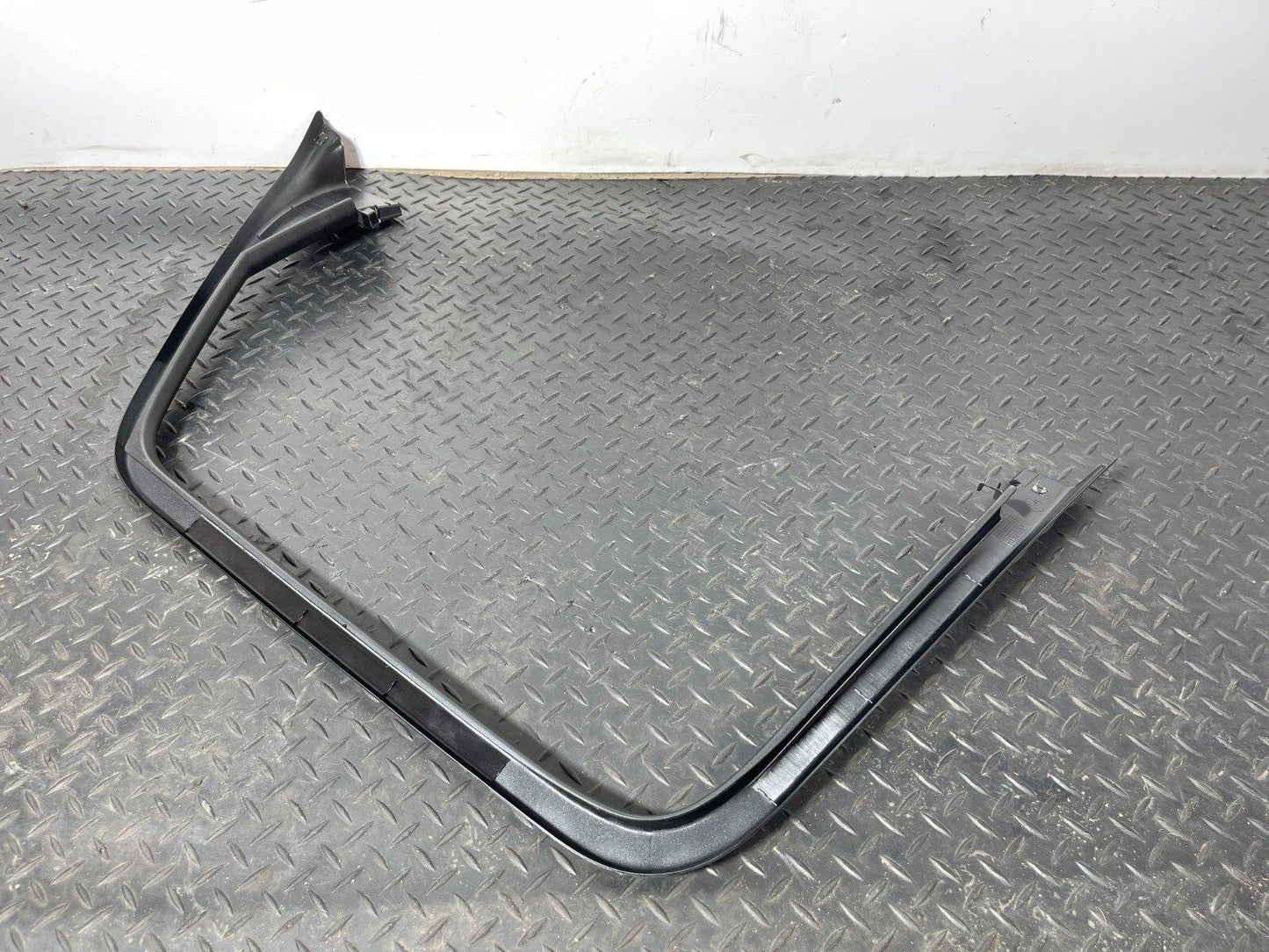 16-19 AUDI A4 B9 ESTATE GENUINE REAR LEFT NSR DOOR WINDOW FRAME TRIM 8W9867671