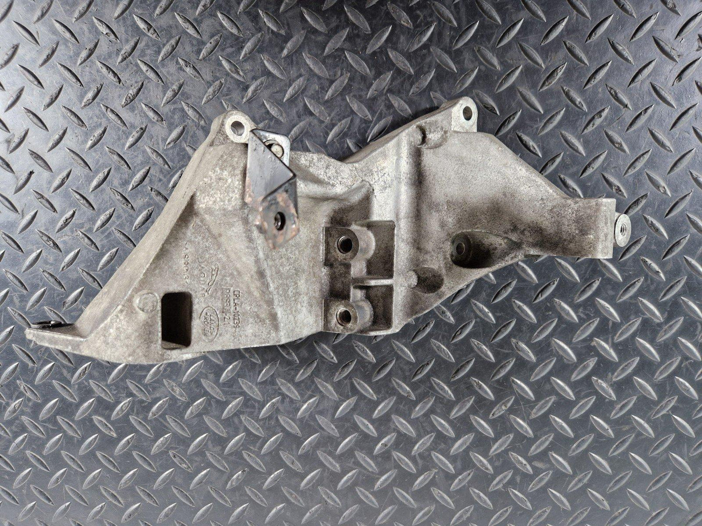 14-19 LAND ROVER L550 2.0 DIESEL AJ200 OEM ALTERNATOR MOUNT BRACKET CPLA10239A
