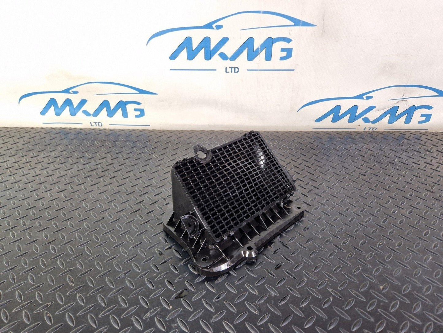 16-19 AUDI A4 B9 S-LINE GENUINE FRONT AIR INTAKE DUCT VENT 8W2819904A