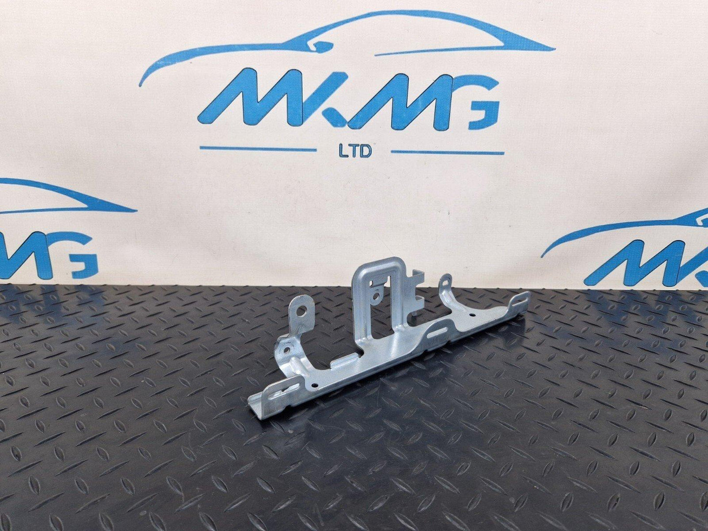14-21 MERCEDES BENZ C200d W205 GENUINE RIGHT SIDE O/S BOOT BRACKET A2056914400
