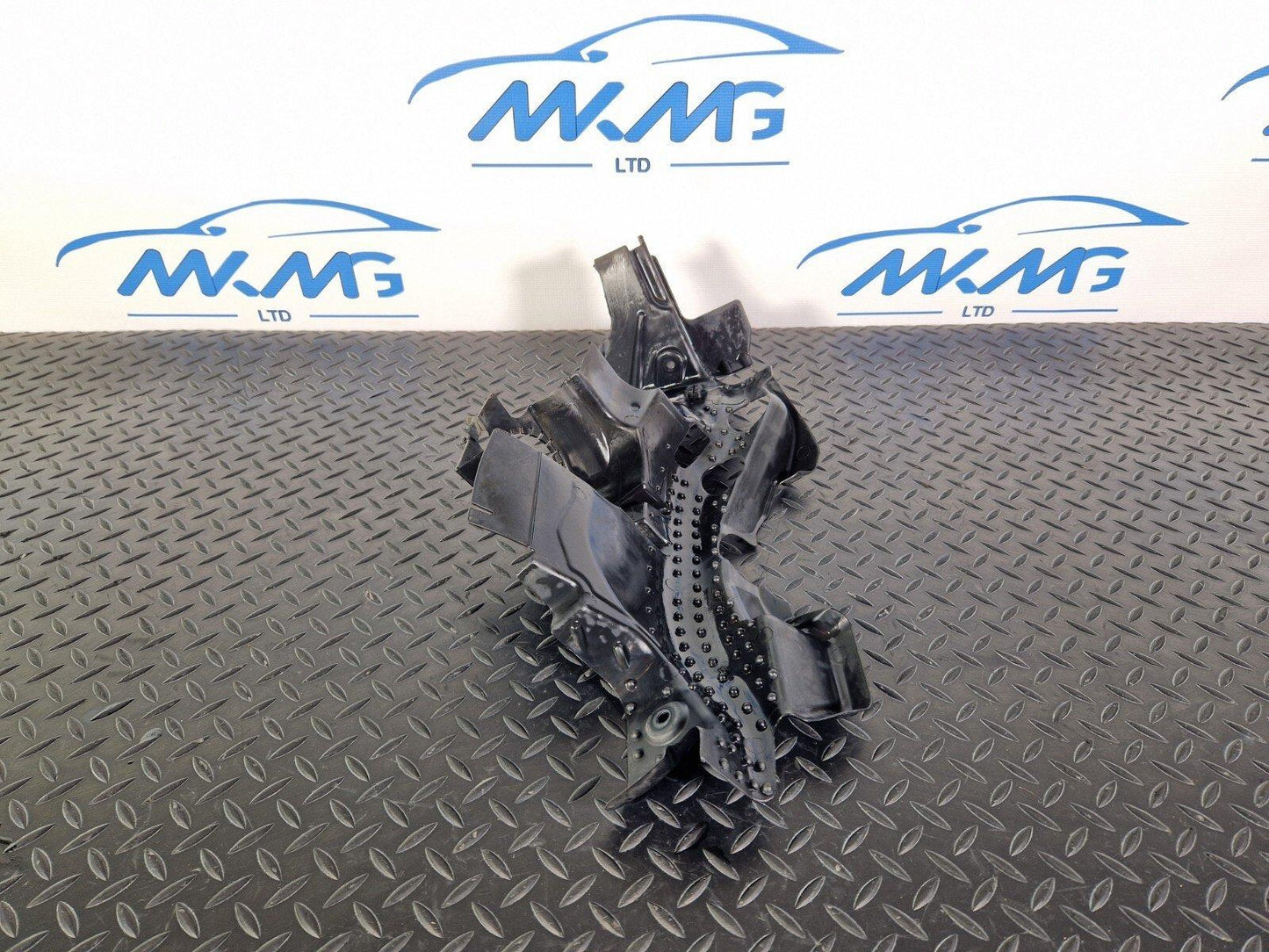 14-21 MERCEDES BENZ C200d W205 OEM RIGHT CENTER NOISE CAPSULE A2135244100