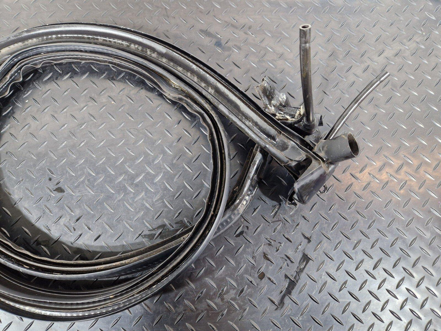 12-17 AUDI S5 CONVERTIBLE REAR ROOF RUBBER SEAL 8F0825397