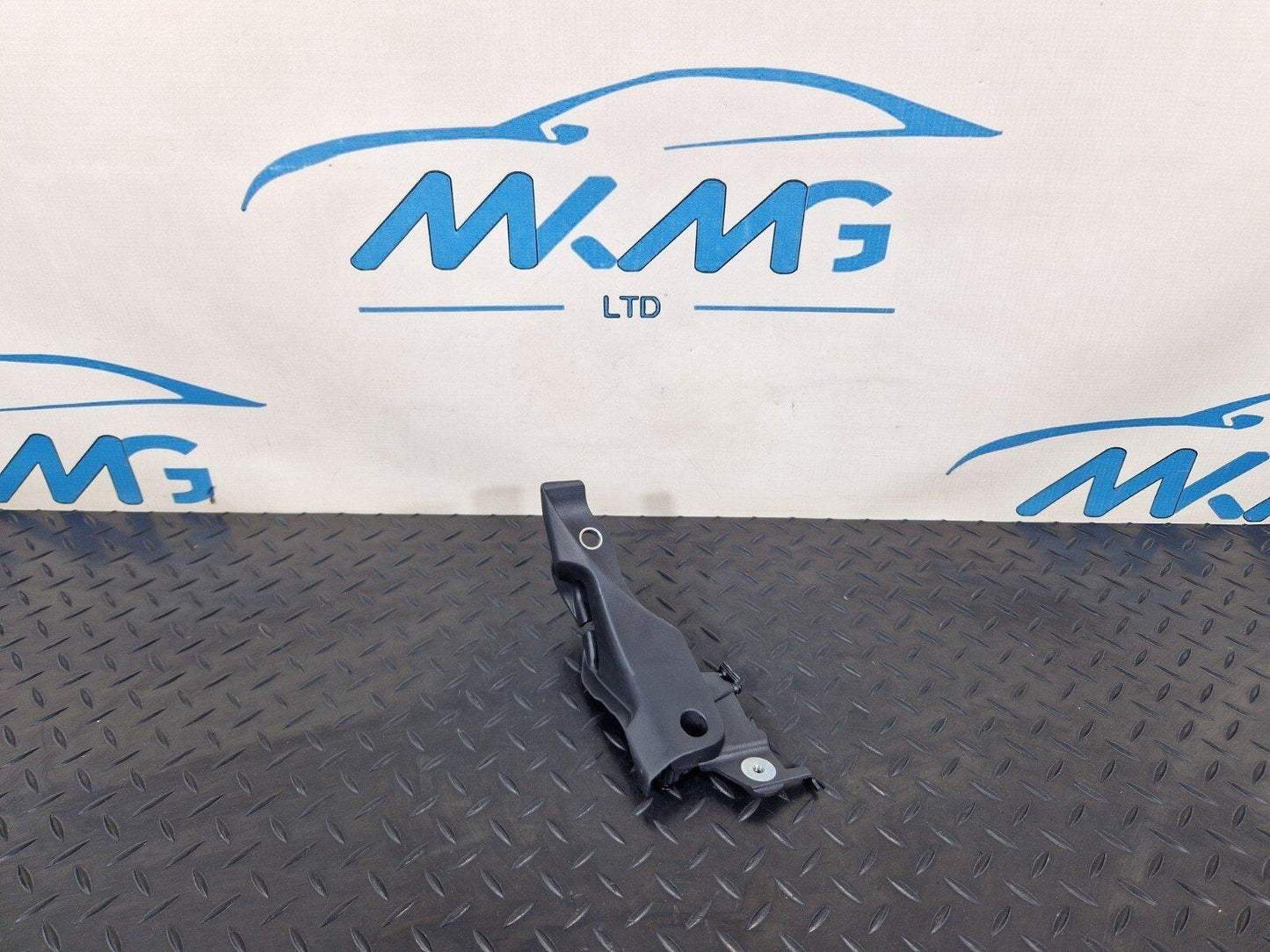 12-17 AUDI S5 CONVERTIBLE REAR RIGHT BELT GUIDE TRIM COVER BRACKET 8F0857828