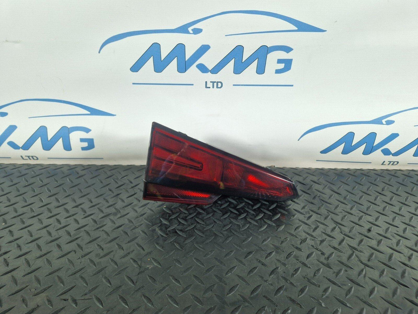 16-19 AUDI A4 B9 SALOON REAR LEFT N/S/R INNER BOOTLID LIGHT 8W5945075A