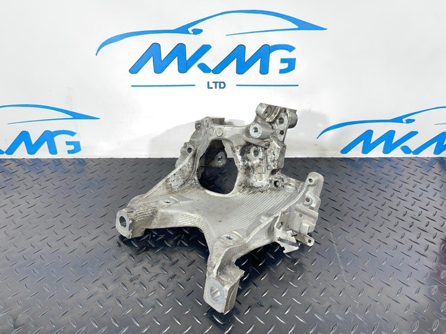 16-19 AUDI A4 B9 S-LINE QUATTRO RIGHT SIDE ENGINE MOUNT BRACKET 8W0399296E