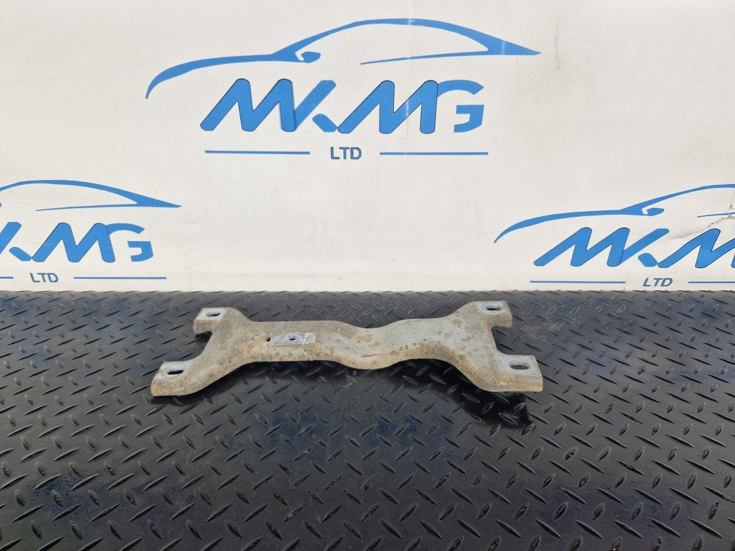 19-ON MERCEDES A CLA C188 V177 EQ 250E EXHAUST SYSTEM CENTRE BRACKET A2474921500