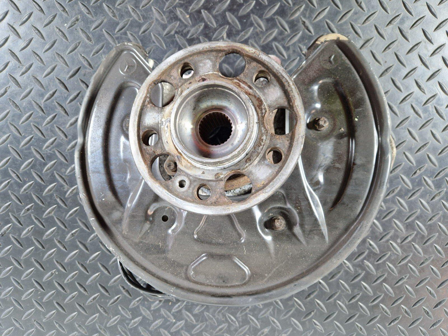 14-21 MERCEDES BENZ C220d W205 REAR LEFT PASSENGER SIDE WHEEL HUB A2055467380
