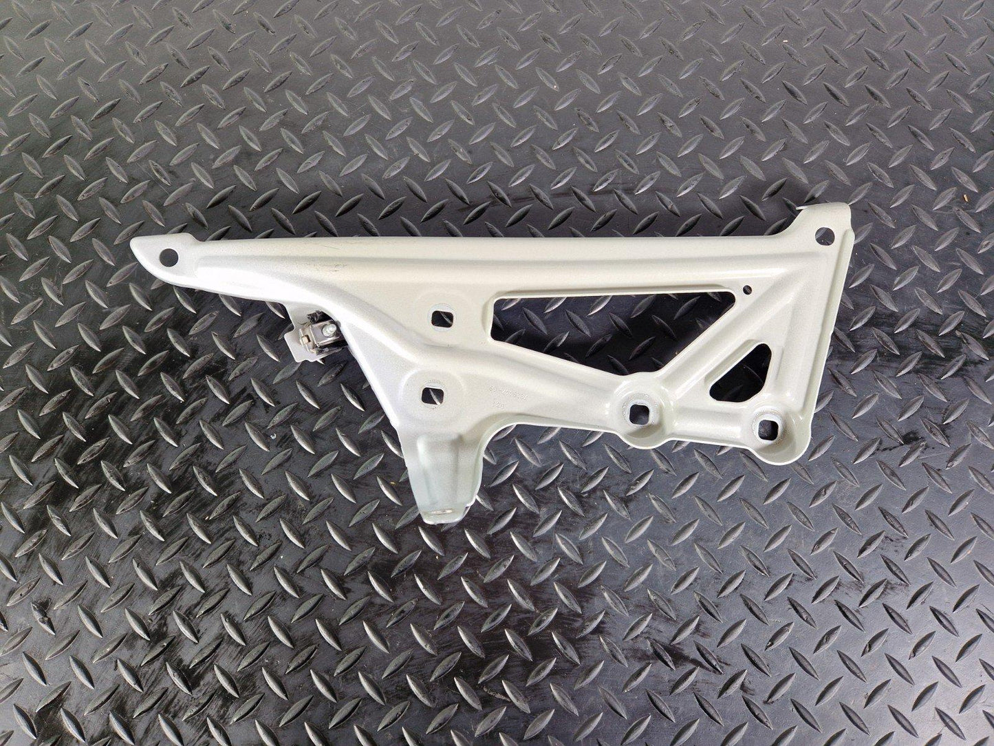 16-22 BMW X1 F48 GENUINE FRONT LEFT PASSENGER SIDE WING BRACKET MOUNT 7329447