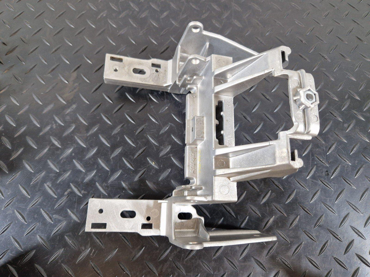 10-15 AUDI Q7 4L OEM FRONT LOWER CENTER CONSOLE ARMREST MOUNT BRACKET 4L0864283