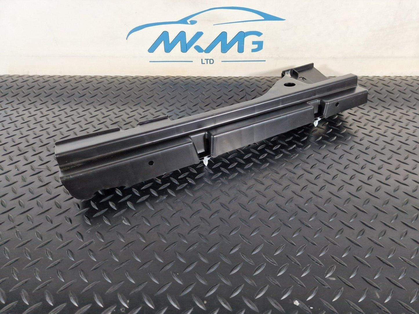 MERCEDES BENZ GLA X156 BOOT TRUNK RIGHT QUATER PANEL TRIM BRACKET A1568901200
