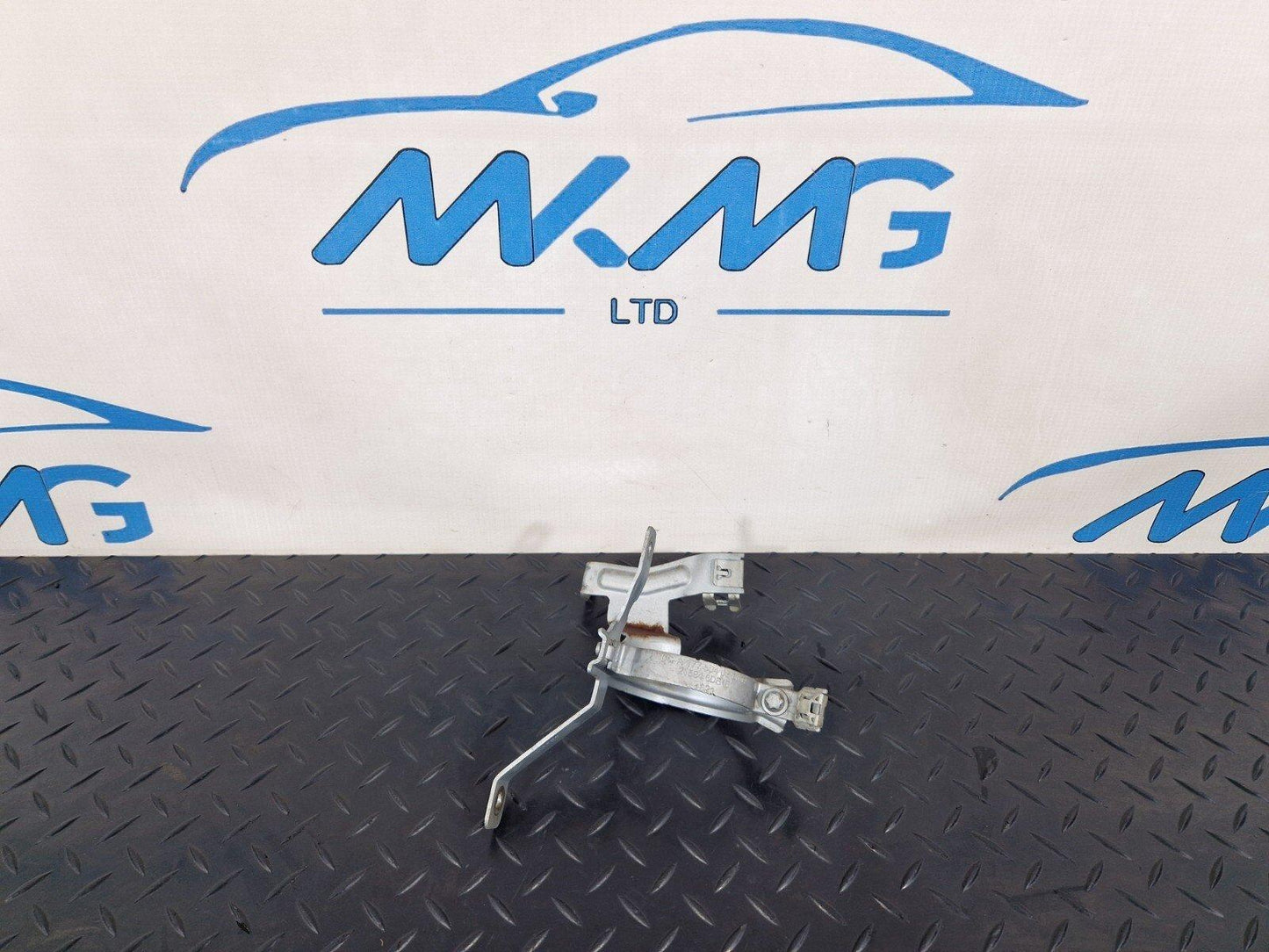 19-ON MERCEDES B CLASS W247 WATER PUMP HOLDER BRACKET A1775040300 A1775040200