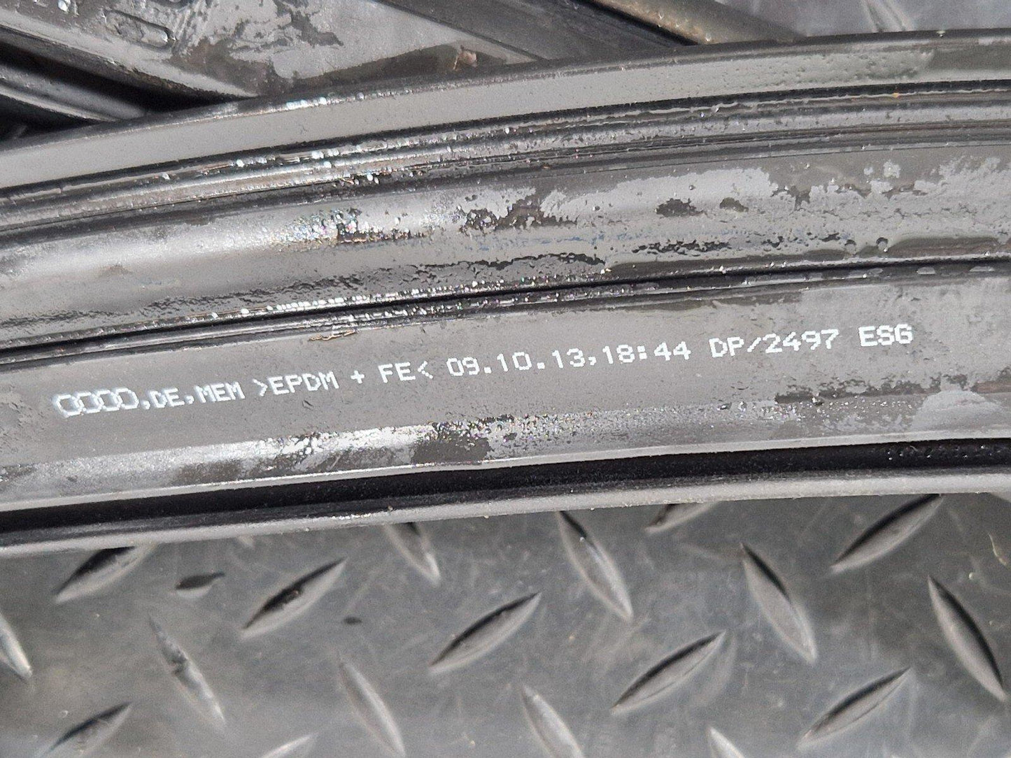 10-18 AUDI A7 4G S-LINE REAR RIGHT DOOR UPPER RUBBER WEATHER SEAL 4G8845696
