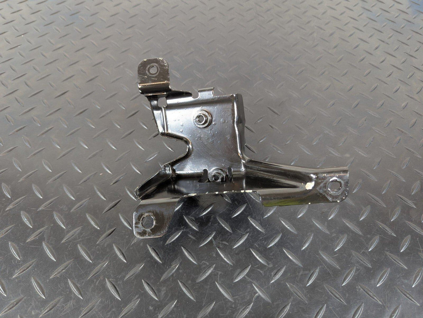 10-17 AUDI A8 4H GENUINE BONNET LOCK CATCH LATCH 4H0823425B