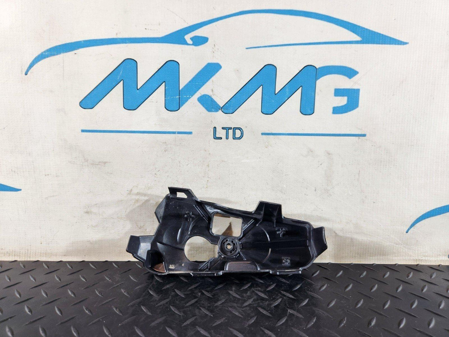 19-ON MERCEDES BENZ B CLASS W247 REAR RIGHT O/S INNER TAIL LIGHT COVER BRACKET