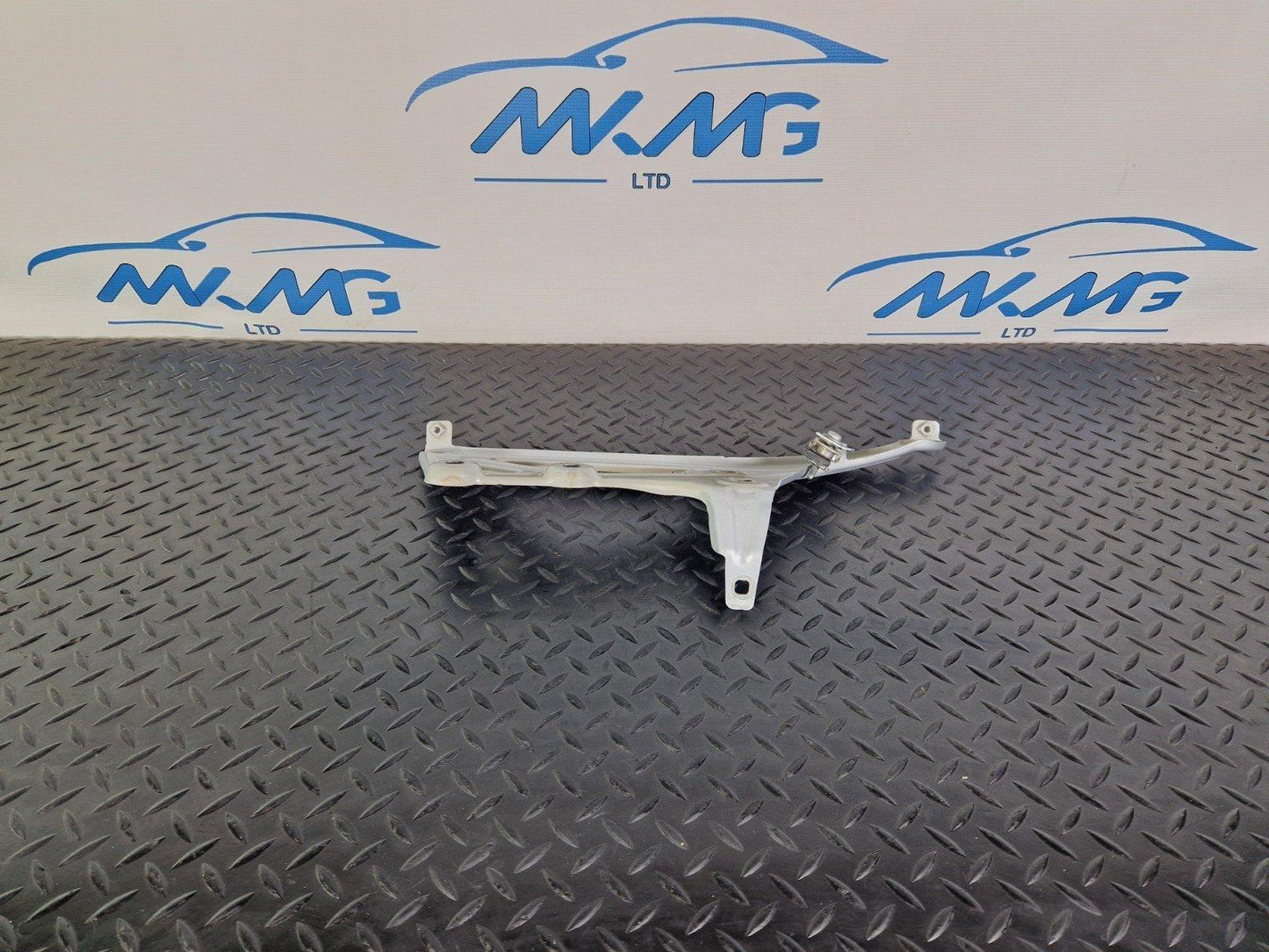 16-22 BMW X1 F48 GENUINE FRONT LEFT PASSENGER SIDE WING BRACKET MOUNT 7329447