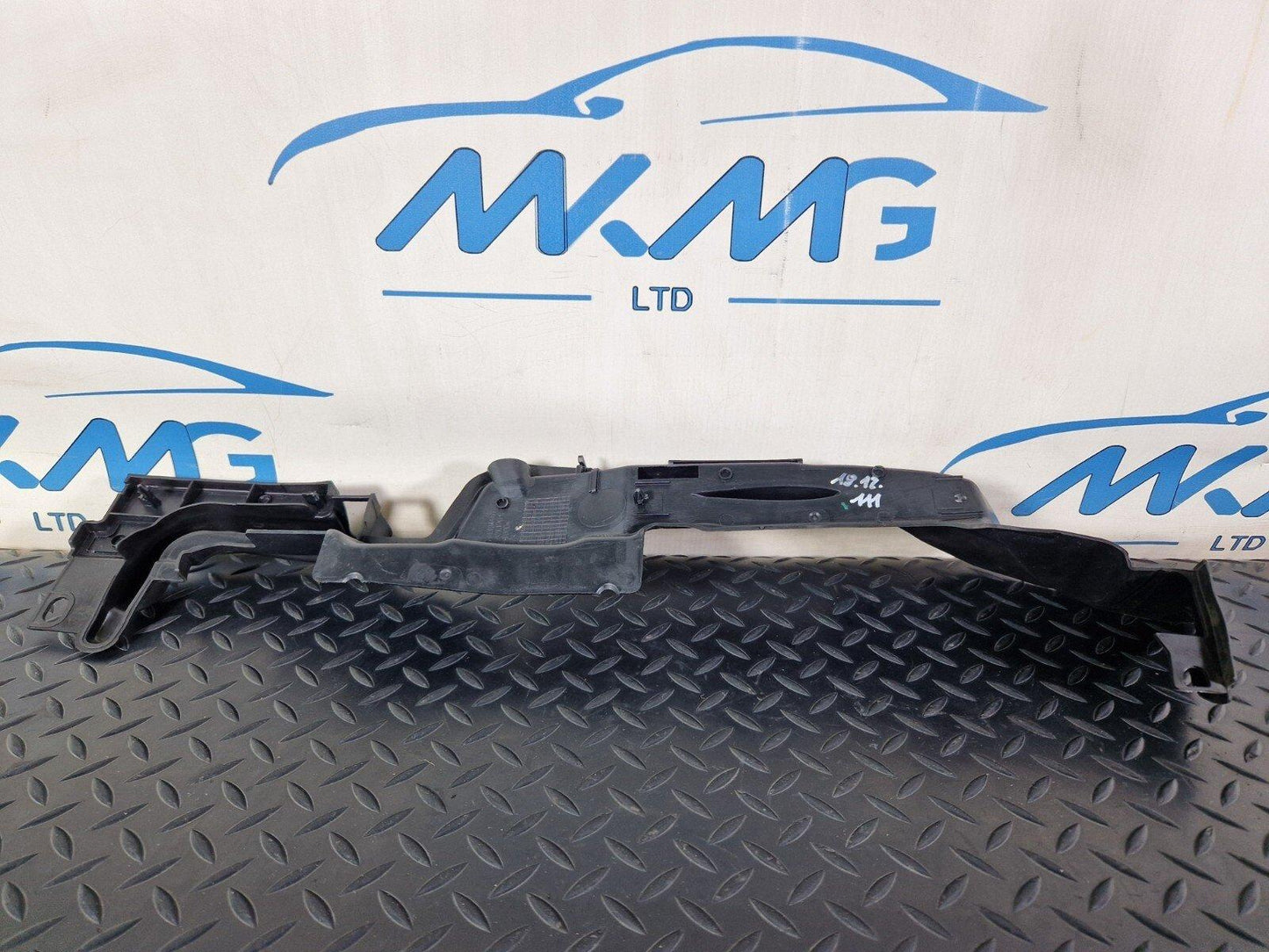 16-24 AUDI A5 F5 COUPE FRONT RIGHT WING FENDER SEAL TRIM 8W6821170C