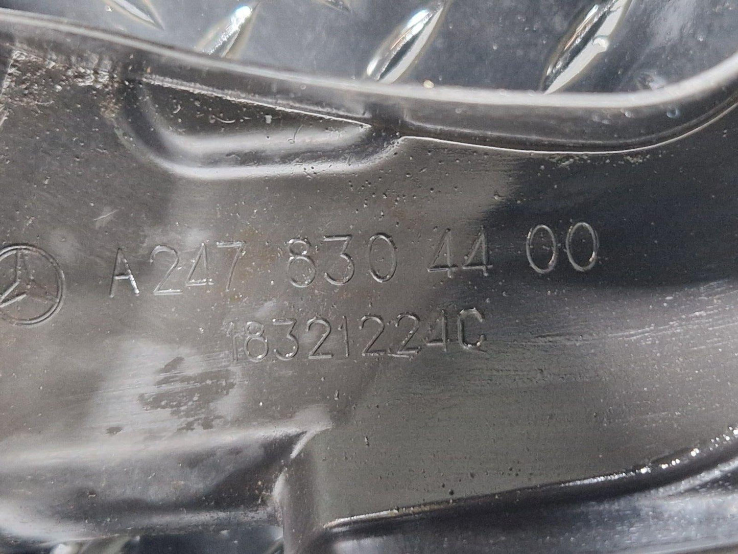 19-ON MERCEDES BENZ B CLASS W247 FRONT COWL COVER AIR INLET GUIDE A2478304400