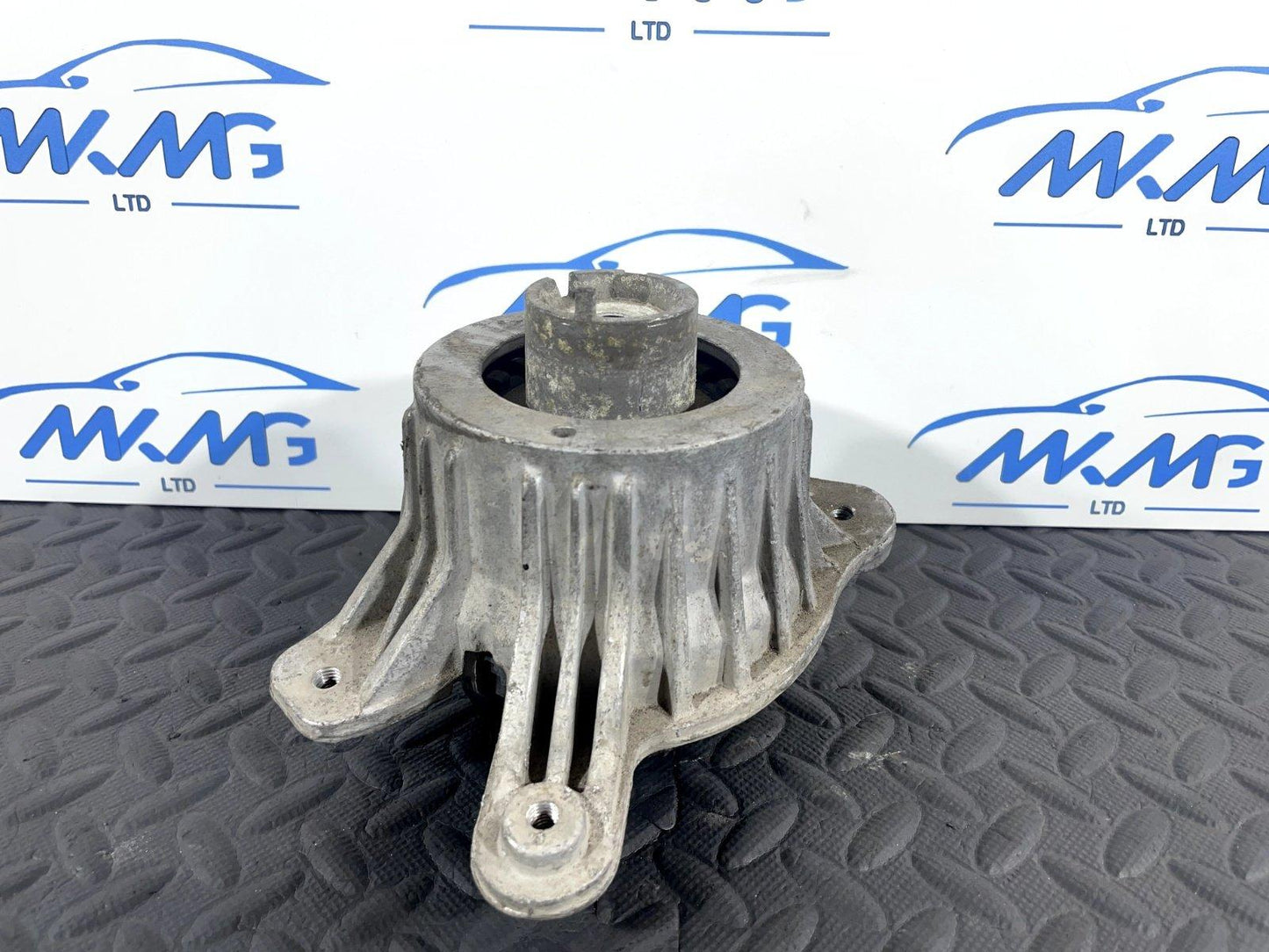 14-21 MERCEDES BENZ C300 W205 GENUINE LEFT PASSENGER ENGINE MOUNT A2052406817