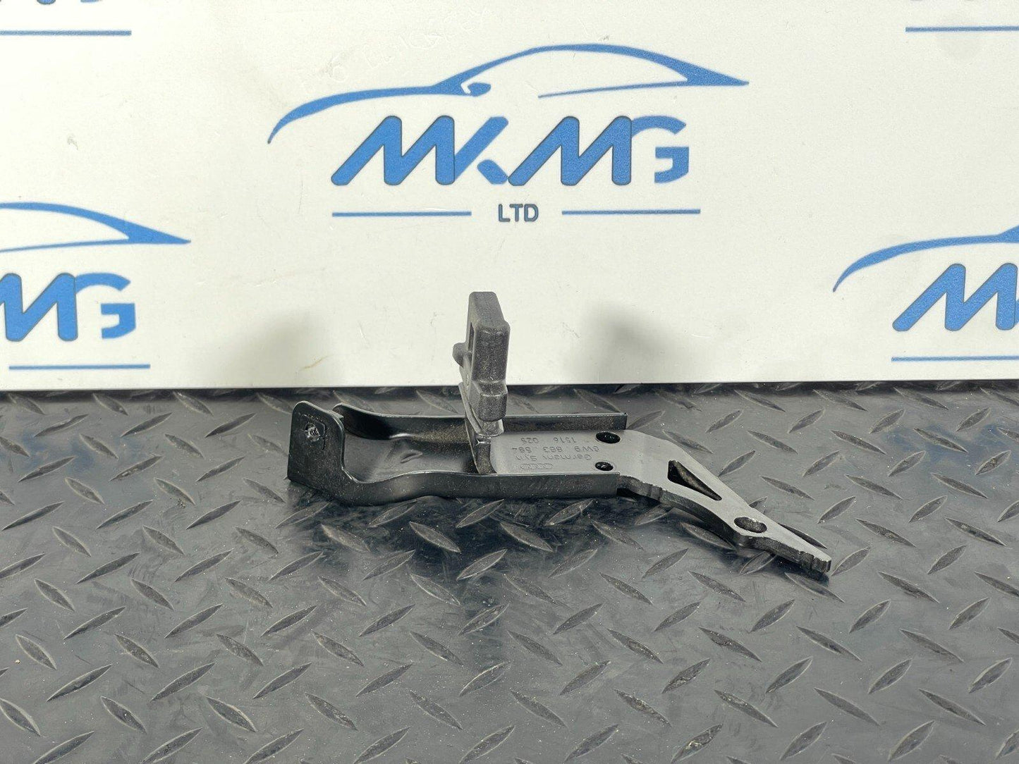 16-19 AUDI A4 B9 AVANT REAR RIGHT DRIVER O/S BOOT PANEL BRACKET 8W9863584