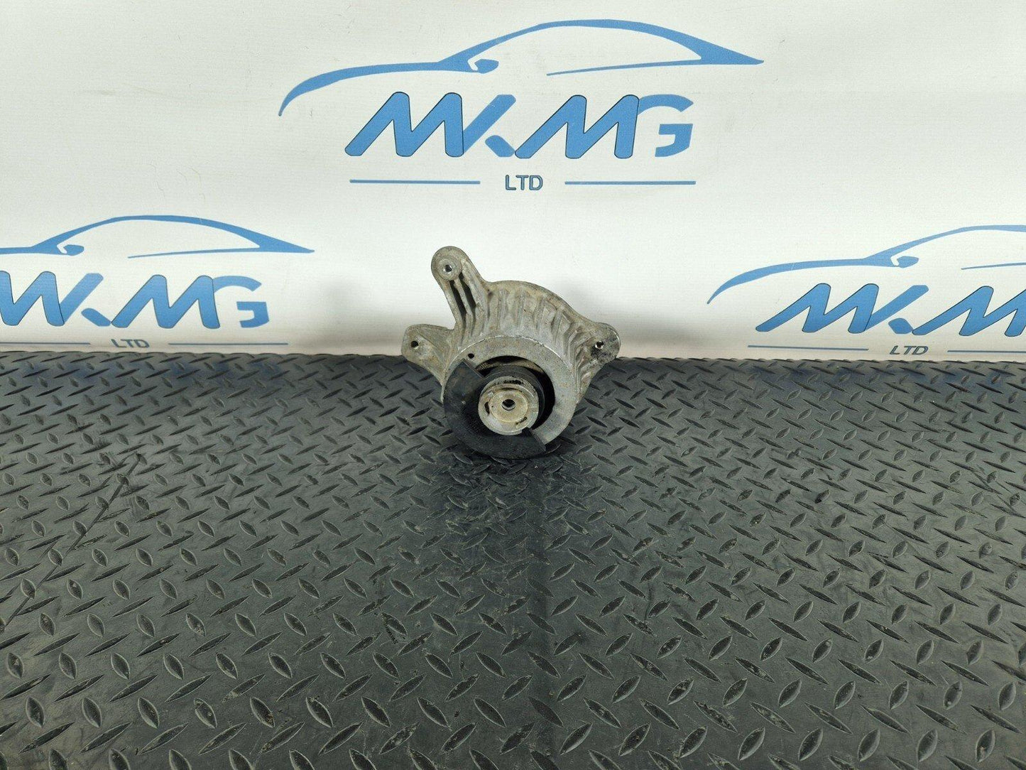 14-21 MERCEDES BENZ C300h W205  FRONT RIGHT DRIVER SIDE ENGINE MOUNT A2052406917