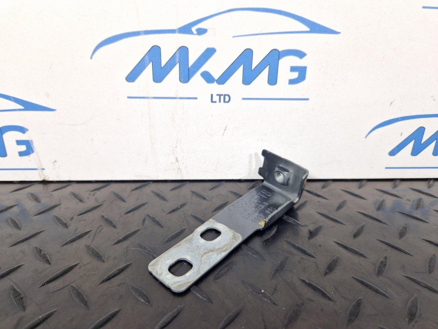 16-19 AUDI A4 B9 GENUINE FRONT DRIVER SIDE WING FENDER MOUNT BRACKET 8W0821434B
