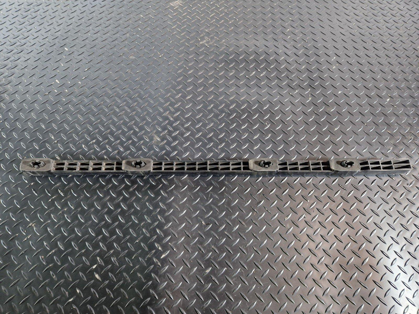 12-17 AUDI S5 CONVERTIBLE UNDERBODY BRACKET 8W7804647A