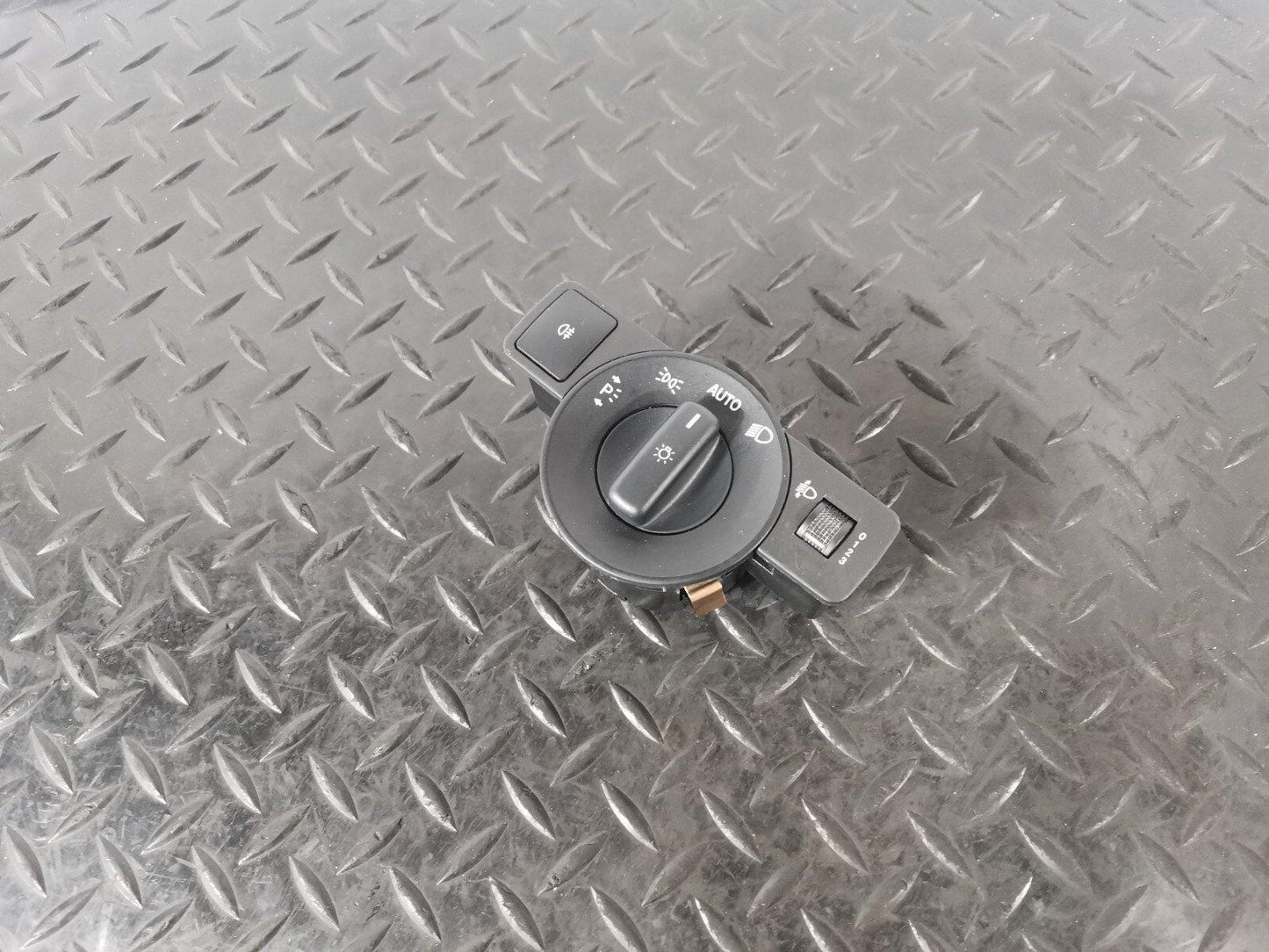 12-18 MERCEDES A B CLA-CLASS W176 W246 C117 GENUINE HEADLIGHT SWITCH A2469050050
