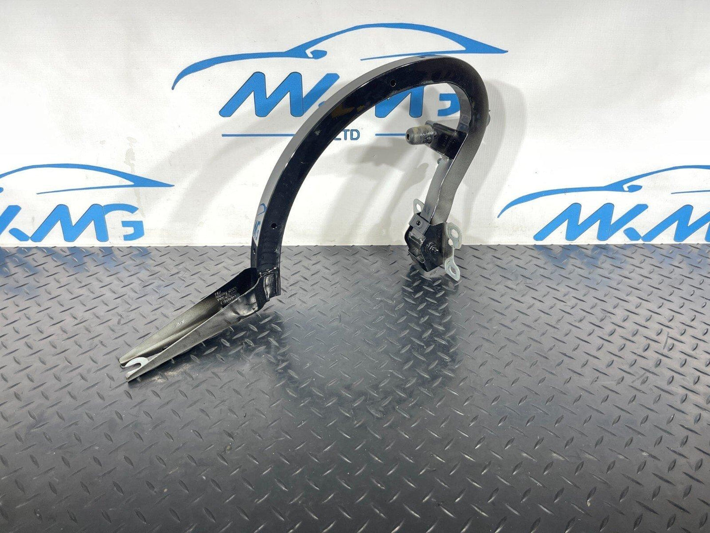 16-19 AUDI A4 B9 SALOON REAR RIGHT O/S BOOT HINGE IN BLACK LY9B 8W5827302A