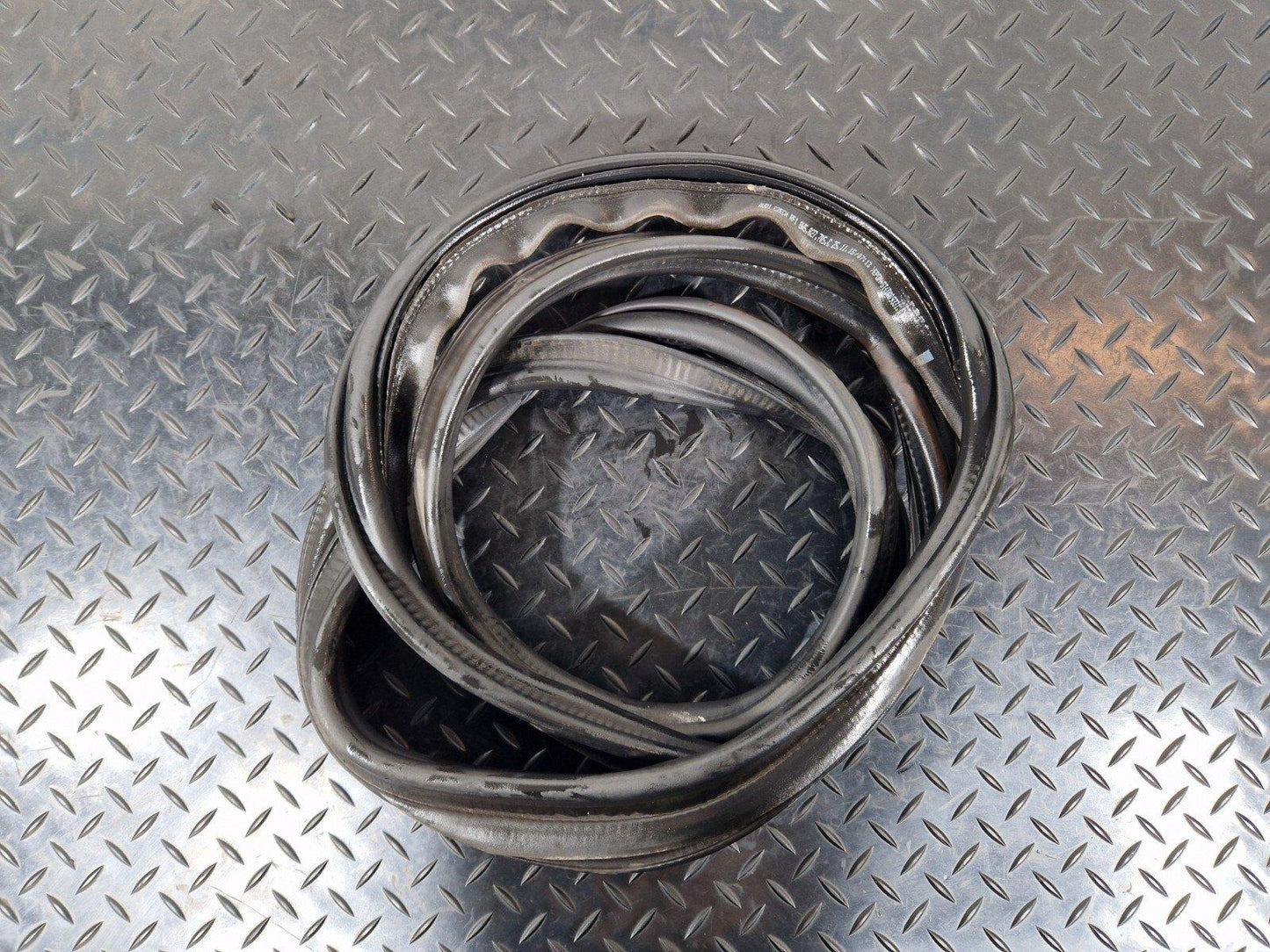 16-19 AUDI A4 B9 SALOON GENUINE TAILGATE BOOT LID RUBBER SEAL 8W5827705C
