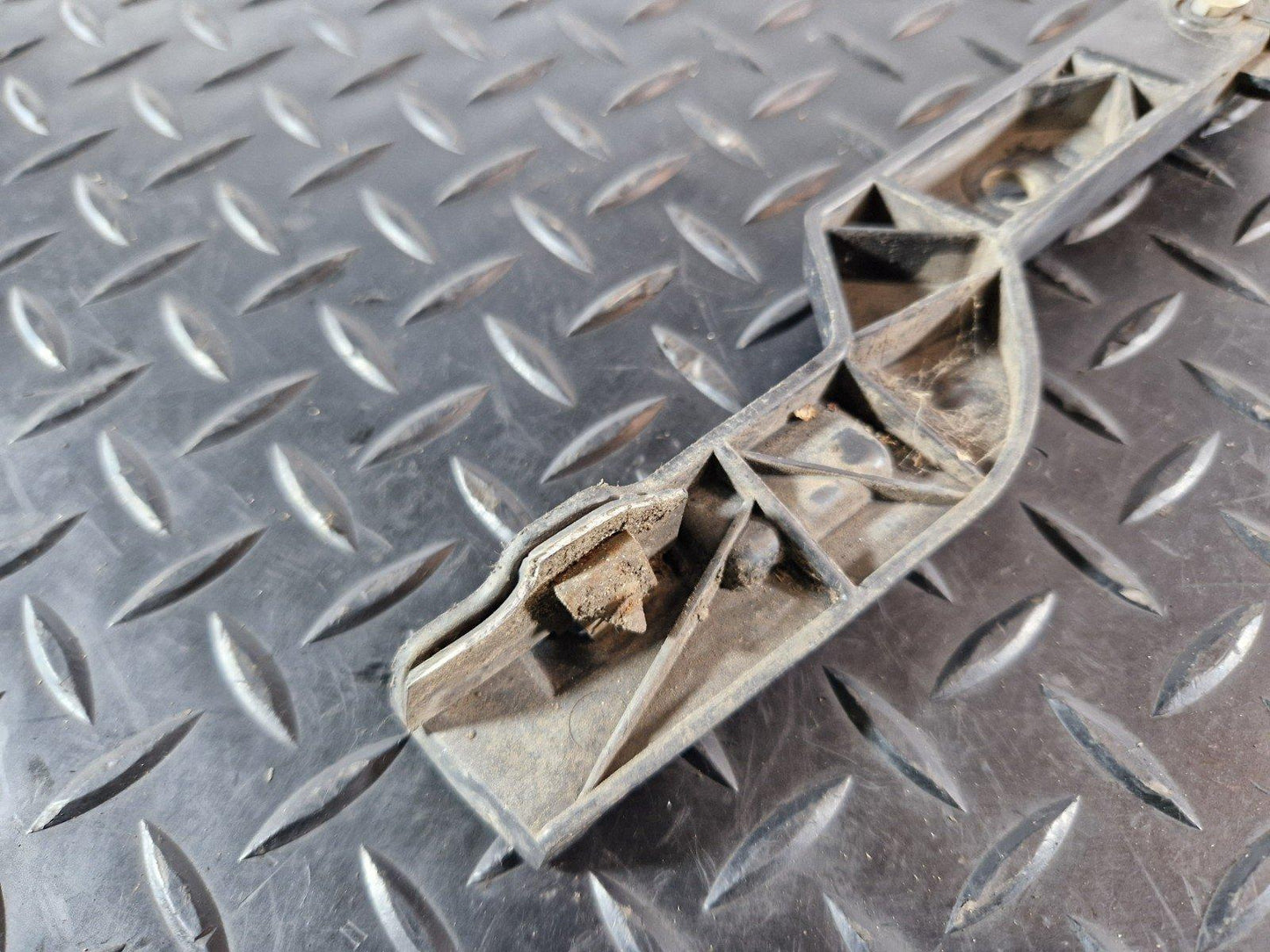 10-18 VW TOUAREG 7P GENUINE REAR BUMPER ADAPTER 7P6802657