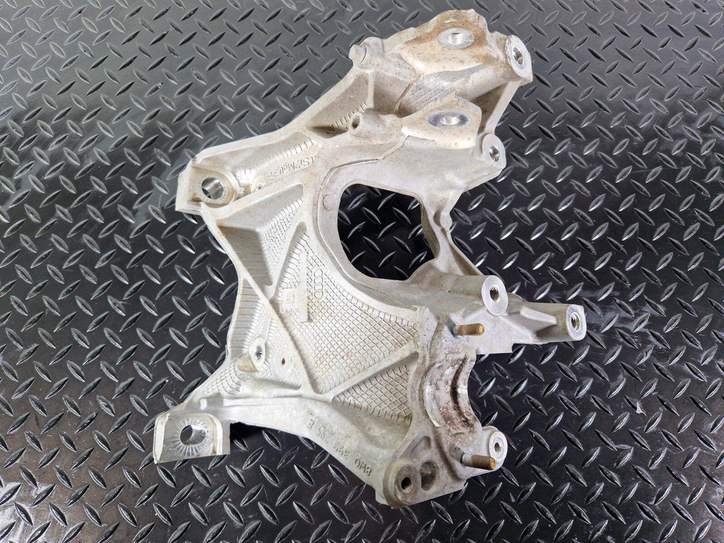 16-19 AUDI A4 B9 S-LINE OEM LEFT SIDE ENGINE MOUNT BRACKET 8W0399295E