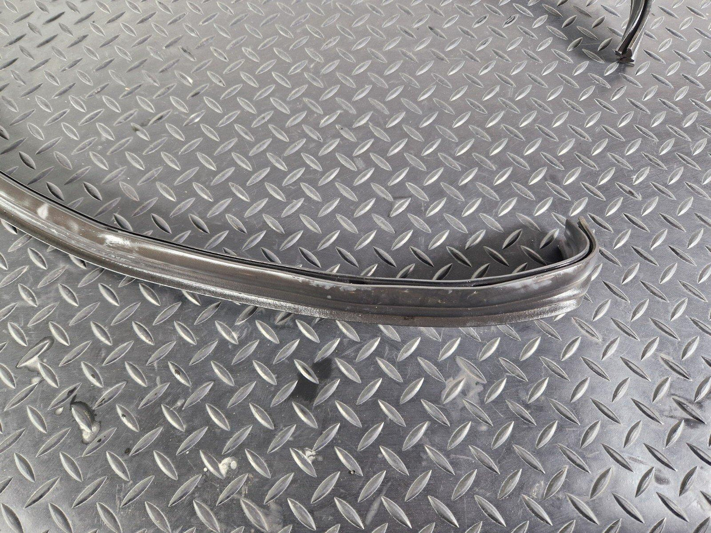 18-ON MERCEDES BENZ SPRINTER W907 W910 BONNET RUBBER SEAL A9108870000