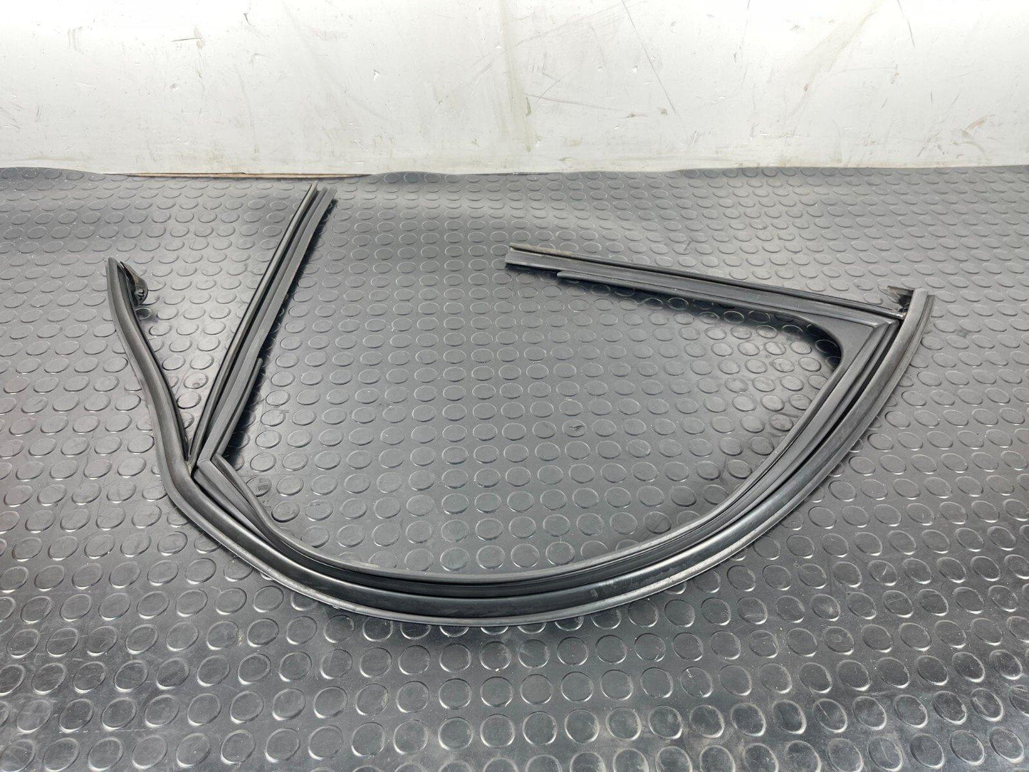 12-18 MERCEDES A-CLASS W176 FRONT RIGHT DOOR WINDOW GUIDE RAIL A1767250125