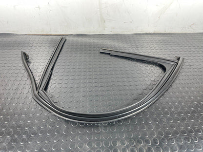 12-18 MERCEDES A-CLASS W176 FRONT RIGHT DOOR WINDOW GUIDE RAIL A1767250125