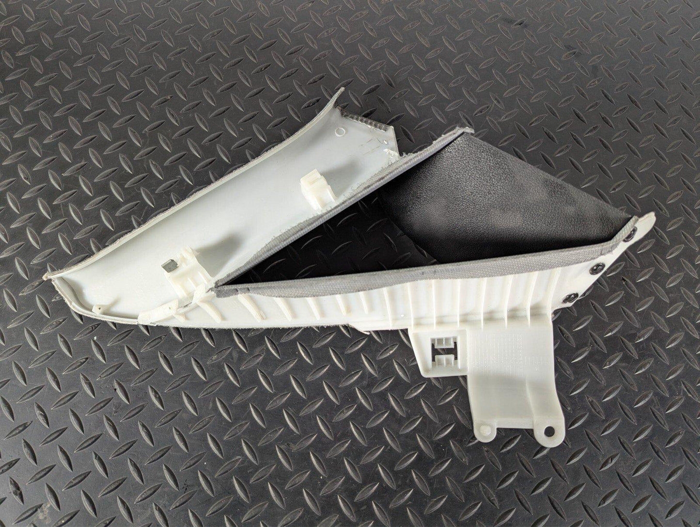 16-19 AUDI A4 B9 SALOON GENUINE OEM REAR RIGHT O/S  C-PILLAR TRIM 8W5867288
